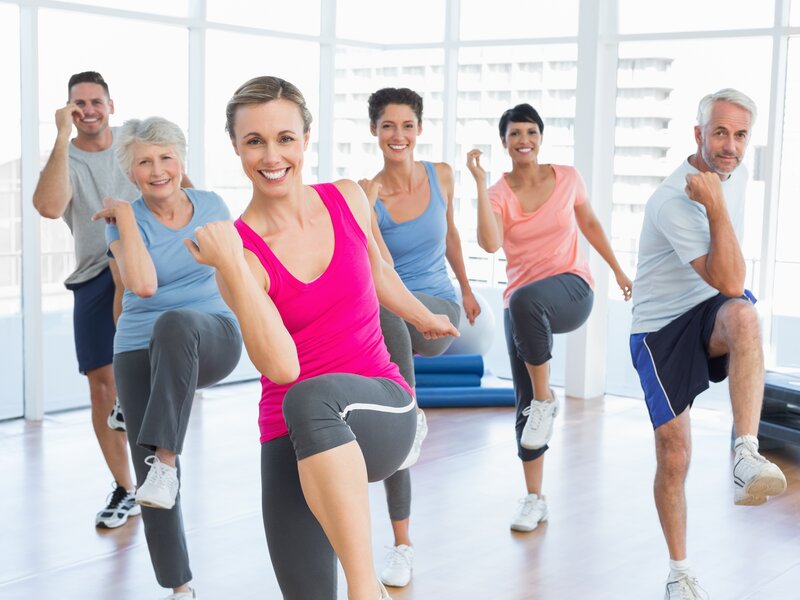 Smiling people doing power fitness exercise at yoga class | © WavebreakMediaMicro - Fotolia